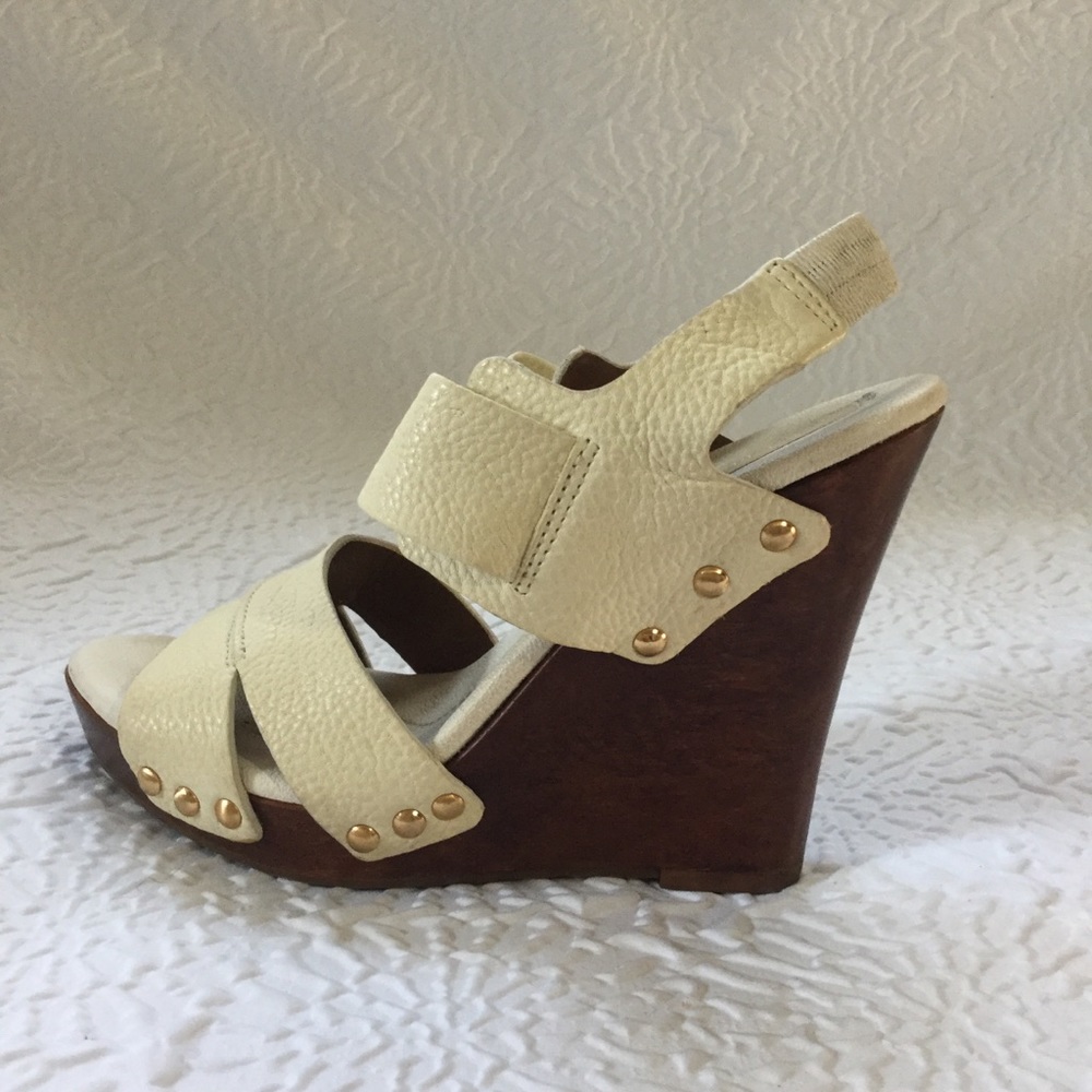 BCBG Off white embossed leather wedges - Picture 2 of 4